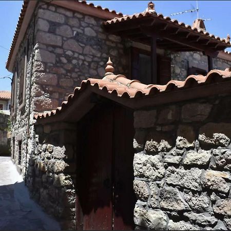 Villa Wood And Stone In The Path Of Lava Antissa Exterior foto