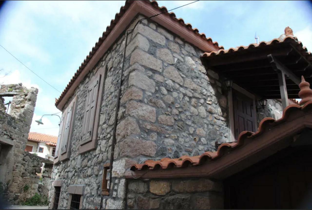Villa Wood And Stone In The Path Of Lava Antissa Exterior foto